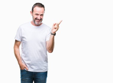 Kameraya bakarak yan el ve parmak ile işaret orta yaş ağarmış komuta sizde yüzünde kocaman bir gülümseme ile izole arka plan üzerinde beyaz t-shirt giyen.