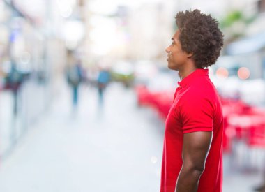 İzole arka tarafına, seyir üzerinde Afro Amerikalı adam sakin ol kendine güvenen gülümseme ile doğal yüz pozuyla profili.