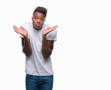 Afrikalı-Amerikalı genç izole arka plan clueless ve şaşkın bir ifadeyle kollar ve eller ortaya çıkar üzerinden. Şüphe kavramı.