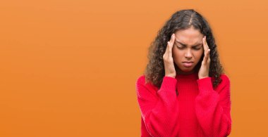 Çünkü baş baş ağrısı için üzerinde el ile kırmızı kazak giyen genç İspanyol kadın stres. Migren muzdarip.