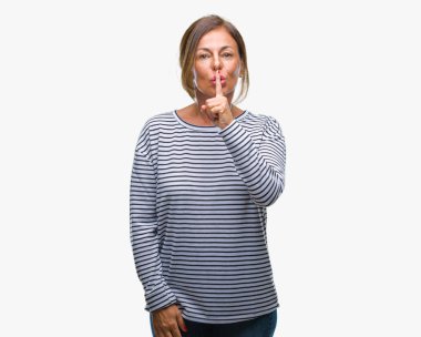 Orta yaş İspanyol kadın kıdemli dudaklarında parmak ile sessiz olmanı izole arka plan üzerinde. Sessizlik ve gizli kavramı.