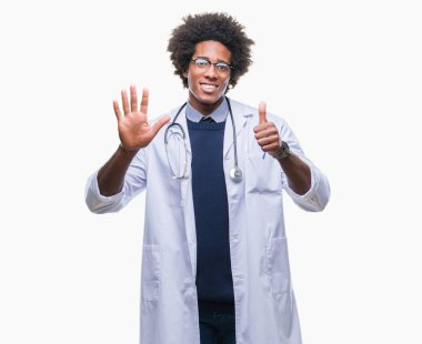 Gösterilen ve parmakları ile işaret izole arka plan Afro Amerikalı doktor adam kendinden emin ve mutlu gülümseyerek süre 6 numara.