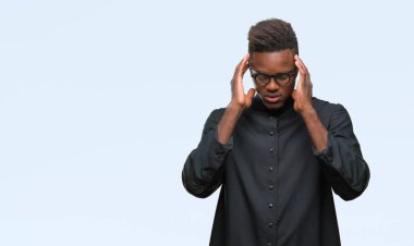 Genç Afrikalı-Amerikalı rahip adam baş baş ağrısı için el ile izole arka plan üzerinde çünkü stres. Migren muzdarip.