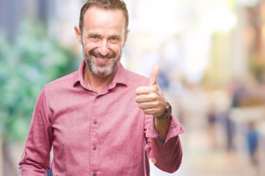 Orta yaş hareketi el ile mutlu yaşasın yapıyor izole arka plan üzerinde ağarmış komuta sizde. Kameraya bakarak başarı gösteren ile ifade onaylama.