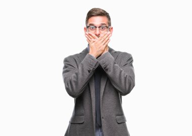 Genç yakışıklı iş adamı izole arka plan ağız hata için elleriyle kapsayan şok içinde. Gizli kavramı.
