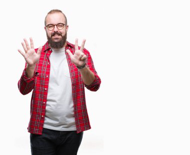 Gösterilen arka plan üzerinde gözlük takan Genç beyaz hipster adam izole ve parmakları ile işaret kendinden emin ve mutlu gülümseyerek süre 8 numaralı.