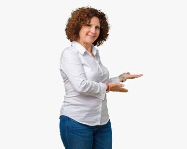 Güzel orta ager üst düzey businees kadın izole arka plan açık el ile doğal gülümseyen girmek için davet