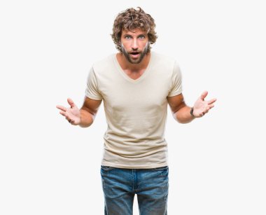 Yakışıklı İspanyol modeli adam izole arka plan korkuyor ve şok sürpriz ifade, korku ve heyecan yüz üzerinden.