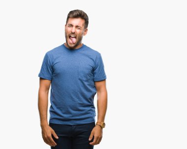 Yakışıklı delikanlı dilini izole arka plan üzerinde out komik ifade ile mutlu. Duygu kavramı.