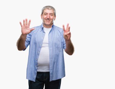 Üst düzey yakışıklı gösteren ve parmakları ile işaret izole arka plan üzerinde kendinden emin ve mutlu gülümseyerek süre sekiz numara.