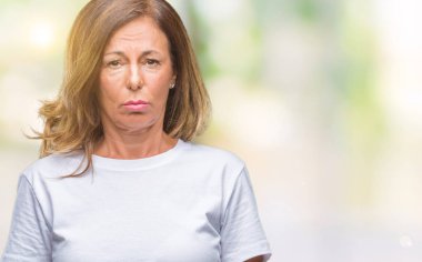 Orta yaş üst düzey İspanyol kadın izole arka plan yüzünden depresyona ve kızgın ve korkmuş ağlıyor sıkıntı için endişeleniyorum. Üzgün ifade.