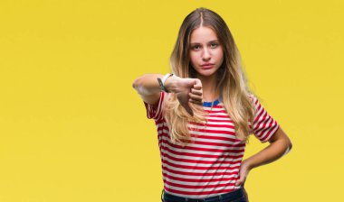 Genç güzel sarışın kadın yüzünden mutsuz ve kızgın ret gösterilen ve başparmak aşağı hareketi ile negatif seyir izole arka plan. Kötü ifade.