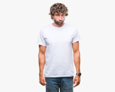 Kızgın ve korkmuş ağlıyor yakışıklı İspanyol modeli adam depresif izole arka plan ve sıkıntı, endişe. Üzgün ifade.