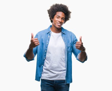 El ile pozitif jest yapıyor izole arka plan başarı işareti üzerinde Afro Amerikalı adam başparmak gülümseyen ve mutlu. Neşeli bir ifadeyle, kazanan jest kameraya bakıyor.