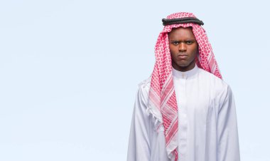 Geleneksel keffiyeh sorunu nedeniyle izole arka plan şüpheci ve sinir, papatyanın üzgün üzerinde giyen genç Arapça Afrika adam. Negatif kişi.