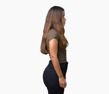 İzole arka tarafına, arayan genç güzel esmer kadın dinlenmek doğal yüz emin gülümseme ile pozuyla profili.