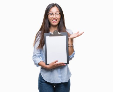 Pano tutan genç Asya iş kadın büyük gülümseme ile çığlık zaferini kutluyor ve ellerini kaldırdı arka plan çok mutlu ve heyecanlı, kazanan ifade izole