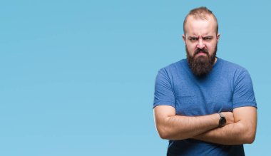 İzole arka plan şüpheci ve sinir, onaylamayan ifade yüz çapraz kolları olan genç beyaz hipster adam. Negatif kişi.