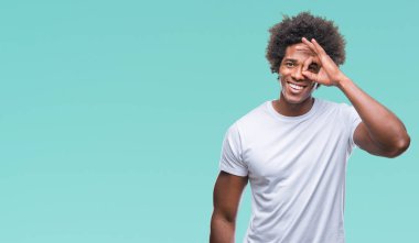 Afro Amerikalı adam gülümsüyor, parmakları ile mutlu yüz üzerinden seyir göz el ile ok jest yapıyor izole arka plan üzerinde.