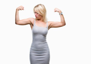 Genç güzel sarışın kadın kol kasları gururlu gülümseyen gösterilen izole arka plan yüzünden. Fitness kavramı.
