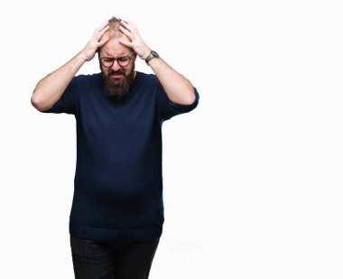 Çünkü çaresiz ve stresli baş ağrısı acı izole arka plan üzerinde güneş gözlüğü takmış Genç beyaz hipster adam ağrı ve migren. Ellerini kafasına.