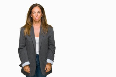 Yüzünde ciddi bir ifade ile izole arka plan üzerinde büyük boy erkek ceket giyen orta yaş yetişkin kadın. Basit ve doğal kameraya bakıyor.