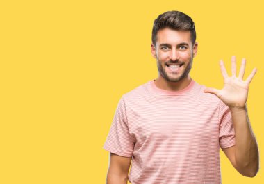 Yakışıklı delikanlı gösterilen ve parmakları ile işaret izole arka plan üzerinde beş kendinden emin ve mutlu gülümseyerek iken numara.