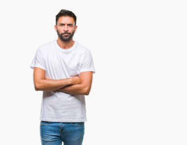 İzole arka plan şüpheci ve sinir, onaylamayan ifade yüz çapraz kolları olan yetişkin İspanyol adam. Negatif kişi.
