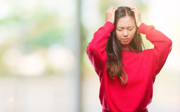 Mujer Asiática Joven Que Usa Suéter Invierno Sobre Fondo Aislado —  Fotos de Stock