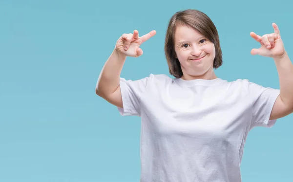 Jonge Volwassen Vrouw Met Het Syndroom Van Geïsoleerde Achtergrond Schreeuwen — Stockfoto