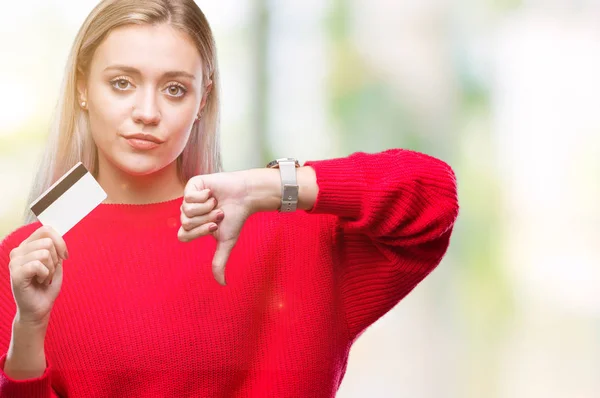 Mladá Blond Žena Držící Kreditní Karty Nad Izolované Pozadí Naštvaný — Stock fotografie