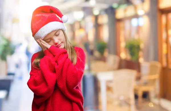 Mladá Krásná Dívka Která Nosí Vánoční Čepice Izolované Pozadí Spící — Stock fotografie