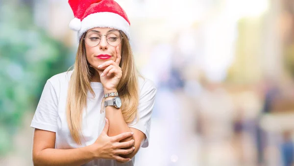 Mladá Krásná Žena Nosí Vánoční Čepice Nad Izolované Pozadí Myšlení — Stock fotografie