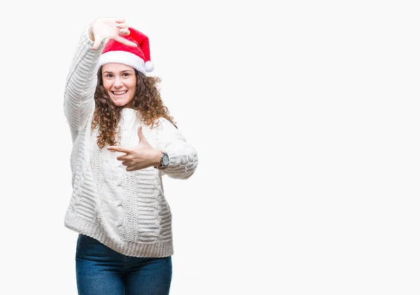 Chica Morena Joven Con Sombrero Navidad Sobre Fondo Aislado Sonriendo — Foto de Stock