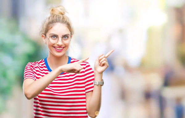 Joven Hermosa Mujer Rubia Con Gafas Sobre Fondo Aislado Sonriendo — Foto de Stock