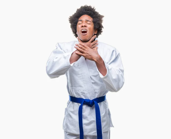 Afro Amerikaanse Man Dragen Karate Kimono Geïsoleerde Achtergrond Schreeuwen Stik — Stockfoto