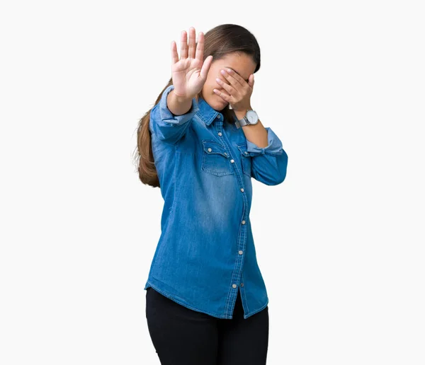 Mulher Morena Bonita Nova Vestindo Camisa Jeans Azul Sobre Fundo — Fotografia de Stock