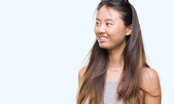 Jonge Aziatische Vrouw Dragen Van Een Zonnebril Geïsoleerde Achtergrond Zoek — Stockfoto