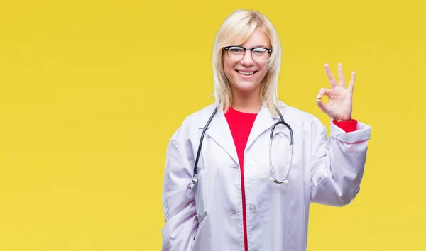 Jonge Mooie Blonde Dokter Vrouw Dragen Van Medische Uniform Geïsoleerde — Stockfoto