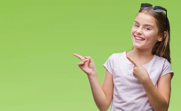 Joven Chica Hermosa Con Gafas Sol Sobre Fondo Aislado Sonriendo —  Fotos de Stock