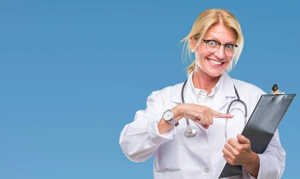 Médico Loira Meia Idade Segurando Prancheta Sobre Fundo Isolado Muito — Fotografia de Stock