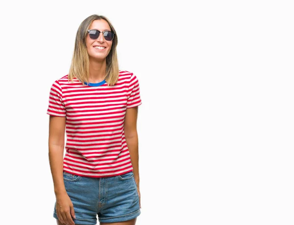 Mujer Hermosa Joven Con Gafas Sol Sobre Fondo Aislado Mirando — Foto de Stock