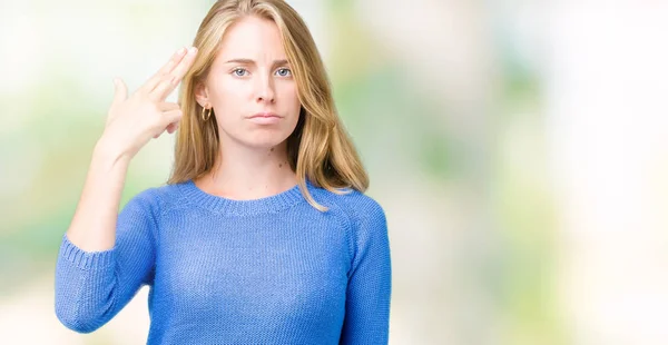 Piękna Młoda Kobieta Noszenia Niebieski Sweter Białym Tle Tło Fotografowania — Zdjęcie stockowe