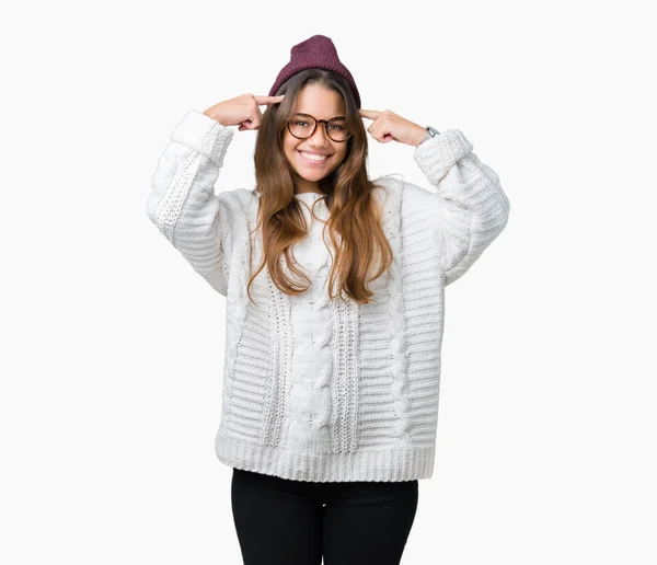 Kış Şapka Gözlük Izole Üzerinde Giyen Genç Güzel Esmer Hipster — Stok fotoğraf