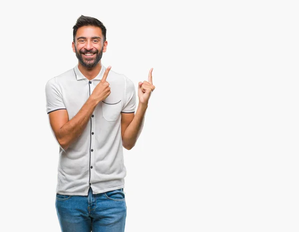 Volwassen Spaanse Man Geïsoleerde Achtergrond Glimlachen Kijken Naar Camera Met — Stockfoto