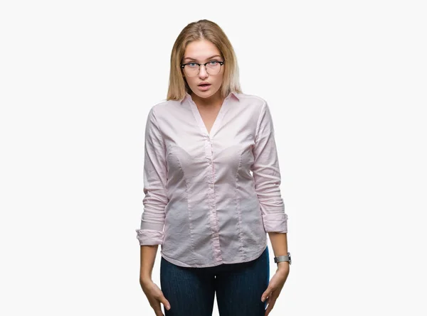 Jovem Mulher Negócios Caucasiana Vestindo Óculos Sobre Fundo Isolado Com — Fotografia de Stock