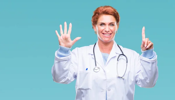 分離背景表示と指で上向きに医療制服を着ている先輩の白人医師女性ナンバー 自信を持って 幸せな笑みを浮かべて — ストック写真
