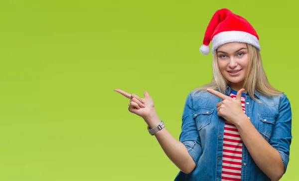 Giovane Donna Caucasica Indossa Cappello Natale Sfondo Isolato Sorridente Guardando — Foto Stock