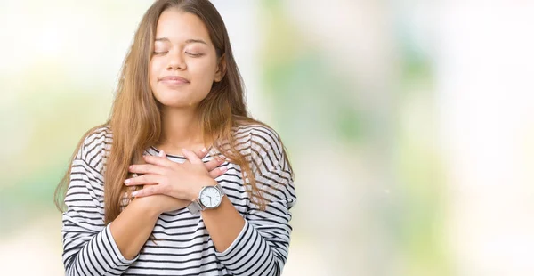 Fiatal Gyönyörű Barna Viselt Csíkos Pulóver Mosolyog Kezét Mellkasára Csukott — Stock Fotó