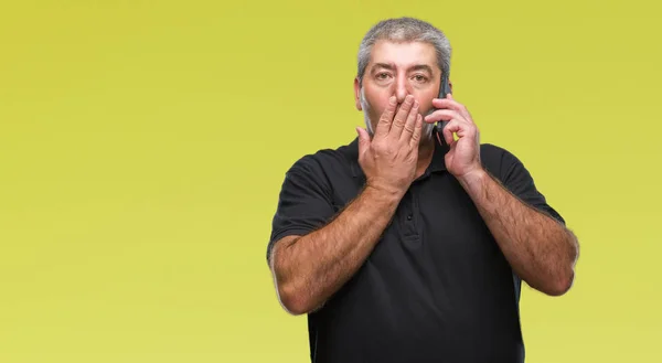 Stilig Senior Man Pratar Smartphone Över Isolerade Bakgrund Täcker Munnen — Stockfoto